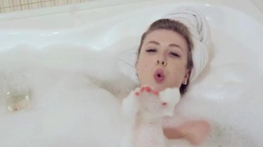 genç kız banyoda yatan ve ellerinden köpük uzak darbe
