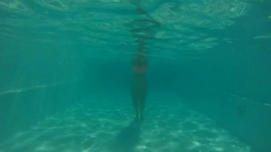 genç ince avrupa havuzda yavaş yavaş sualtı yüzer