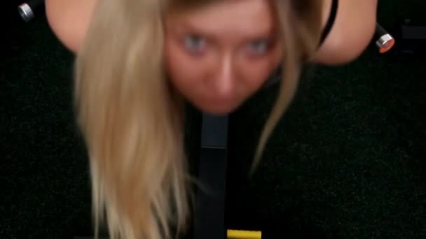 Jovem loira menina sobe no simulador na frente da câmera — Vídeo de Stock