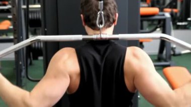 genç Avrupalı adam simülatör, yakın plan sırtını trenler