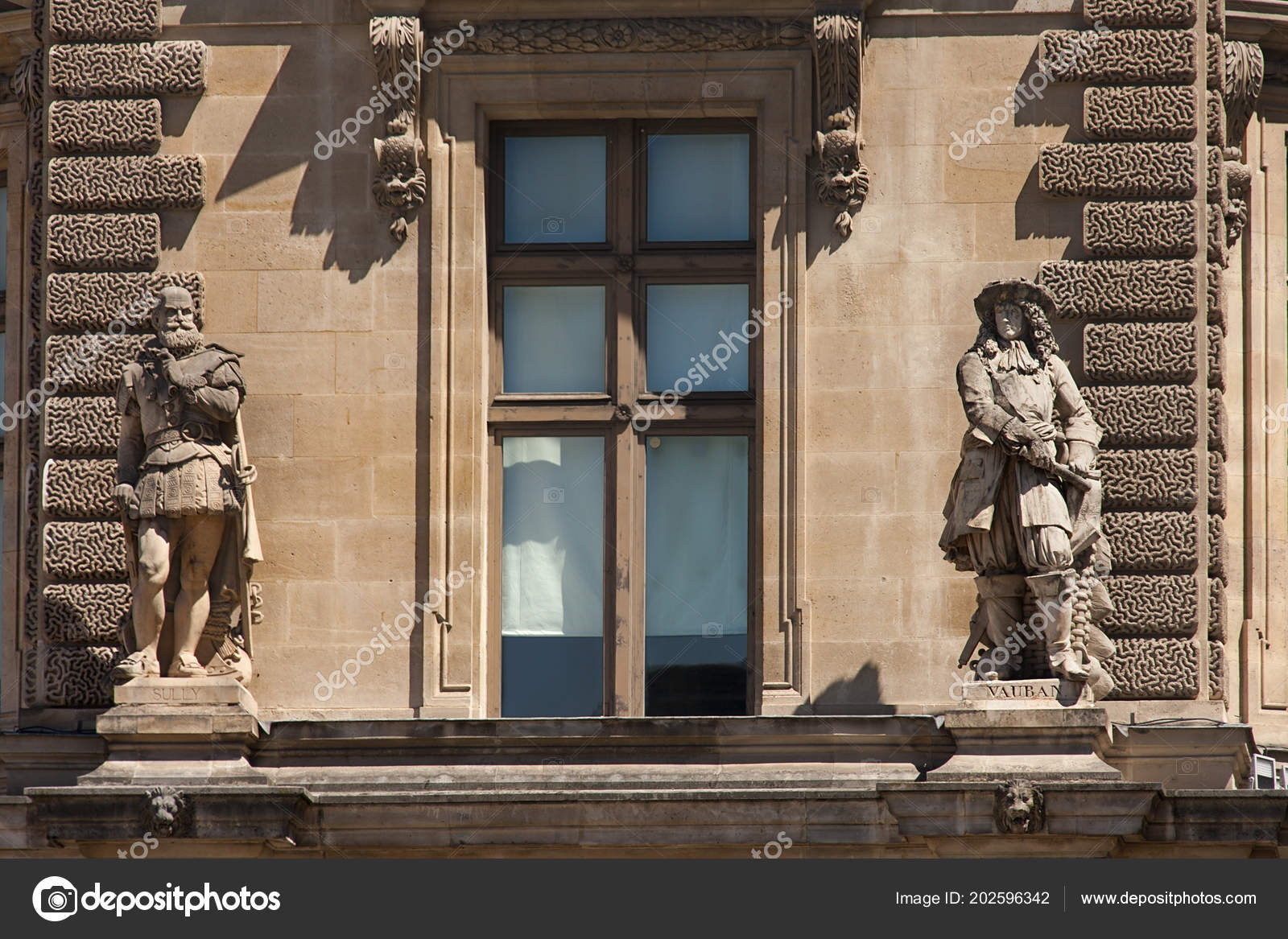 Couple Sculptures Louvre Facade — Stock Photo © Procy 202596342