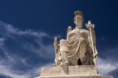 Athena heykeli Paris'te carrusel Meydanı'nda