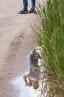 Dürbün çifti kullanan bir adam yansıması