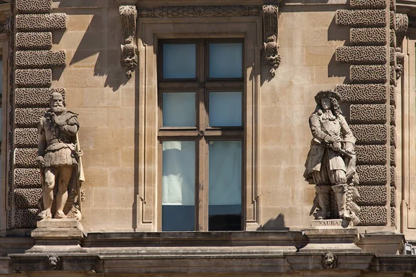 Par Esculturas Una Fachada Louvre Fotos De Stock