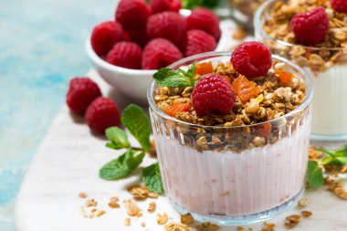 tatlı ev yapımı granola, taze ahududu, meyve ve Doğal yoğurt, closeup yatay