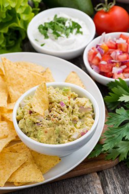 guacamole sos ve mısır cipsi, dikey, portre