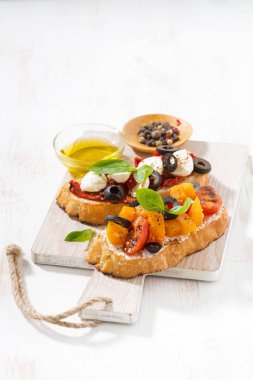 İtalyan meze - bruschetta üzerinde ahşap masa, üstten görünüm