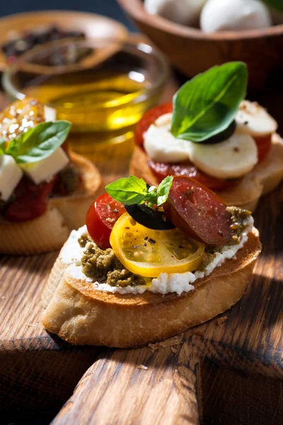 Aperitivos Italianos Varios Bruschettas Vertical —  Fotos de Stock