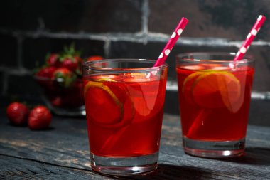 İki bardak çilek limonata koyu ahşap arka plan, closeup yatay kireç