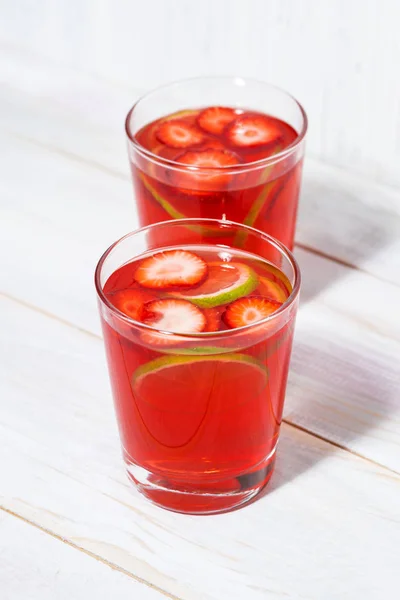 Två Glas Jordgubbs Citrus Lemonad Vit Bakgrund Vertikala Ovanifrån — Stockfoto