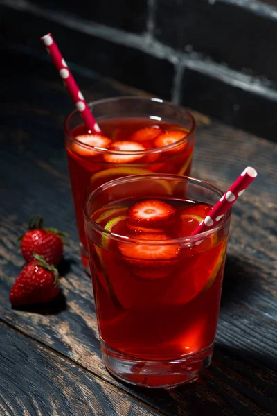 Dos Vasos Limonada Fresa Sobre Fondo Madera Oscura Vista Superior — Foto de Stock