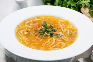 yumurta noodles, yatay closeup ile tavuk çorbası