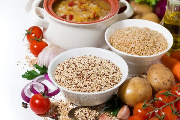 Brauner Reis Und Quinoa Und Frische Zutaten Für Suppe Nahaufnahme — Stockfoto