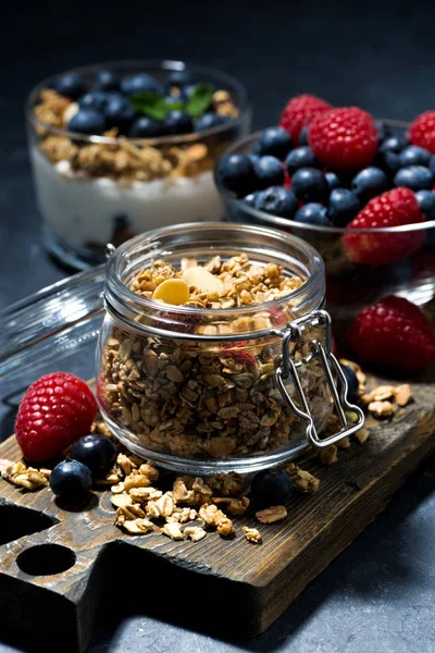 Krokante Muesli Verse Bessen Voor Ontbijt Verticaal Closeup — Stockfoto