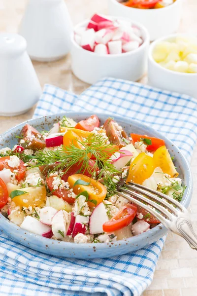 Gesunde Ernährung Salat Mit Frischem Gemüse Und Quark Senkrecht — Stockfoto