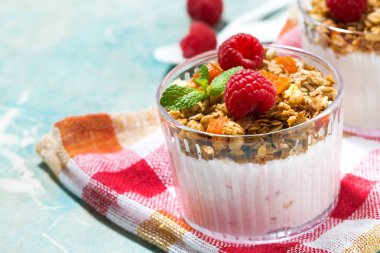 tatlı granola, ahududu ve meyve yoğurt, yatay ile