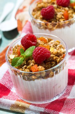 tatlı granola, ahududu ve meyve yoğurt, dikey üstten görünüm
