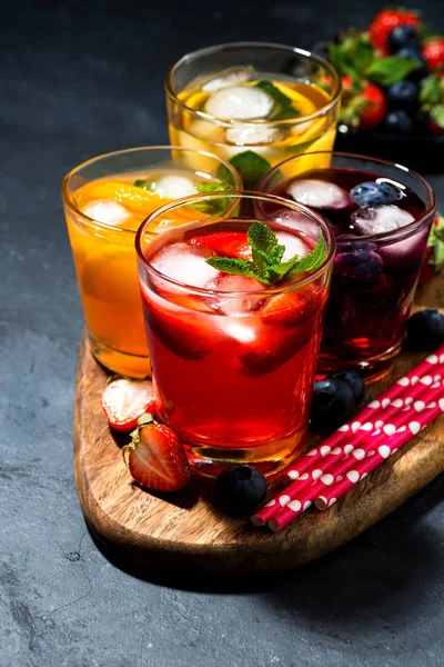 Soğuk Meyve Berry Içecekler Çeşitli Karanlık Arka Planda Dikey Üstten — Stok fotoğraf