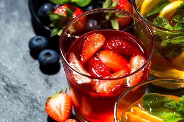 Färsk Frukt Lemonader Sortimentet Mörk Bakgrund Ovanifrån — Stockfoto