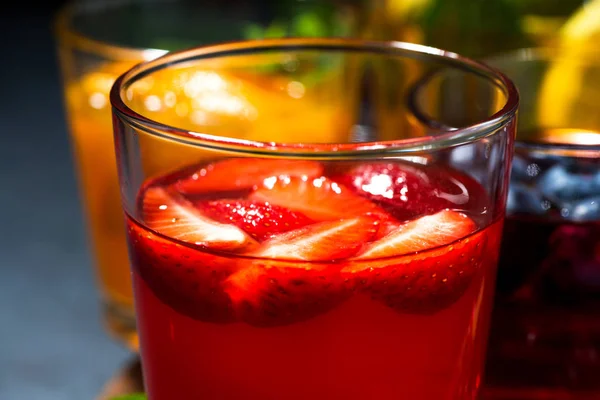 Bebidas Frutas Bayas Surtido Sobre Fondo Oscuro Primer Plano Horizontal — Foto de Stock