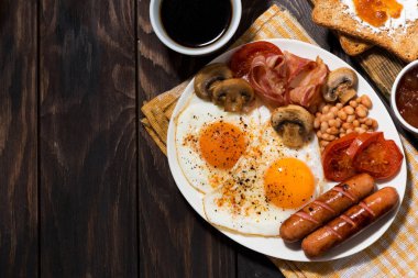 Sosis, sosis ve Kahvaltı, üstten görünüm, yatay için sebze Fried yumurta