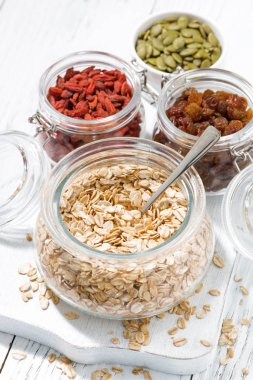 Yulaf gevreği ve Kahvaltı, dikey, closeup için kurutulmuş meyveler