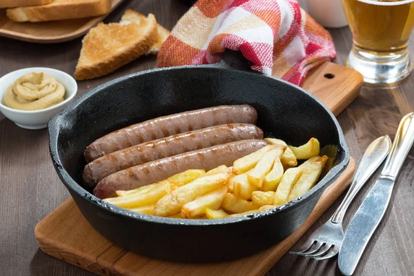 Déjeuner Avec Saucisses Grillées Frites Pain Grillé Bière Gros Plan — Photo