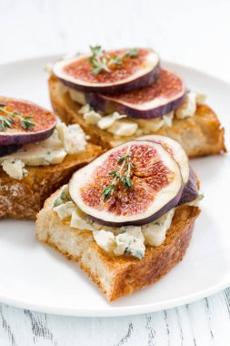 incir ve mavi peynir, closeup tost