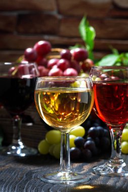 koyu ahşap arka plan, dikey, closeup şarap gözlük