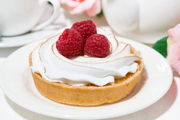 Sweet Tartlet Meringue Raspberry Closeup Horizontal — Stock Photo, Image