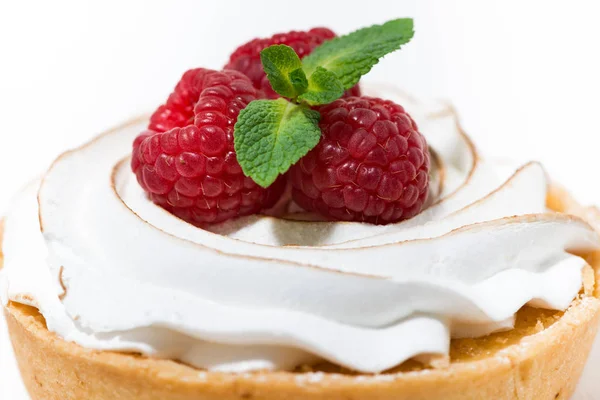 Tartelette Sucrée Meringue Framboise Fraîche Sur Table Blanche Gros Plan — Photo