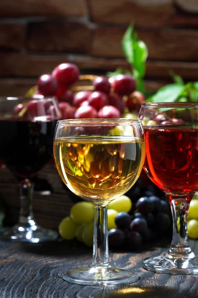 koyu ahşap arka plan, dikey, closeup şarap gözlük