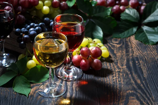 Wijnglazen Een Houten Tafel Bovenaanzicht — Stockfoto
