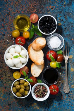 Mozzarella peyniri, salata ve ekmek, dikey üstten görünüm, closeup için malzemeler