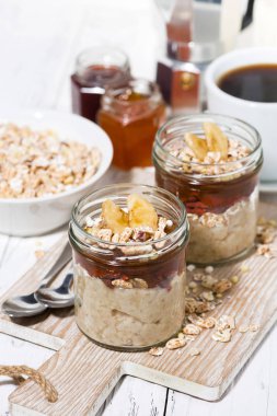 tatlı yulaf puding reçel ve muz, üstten görünüm dikey