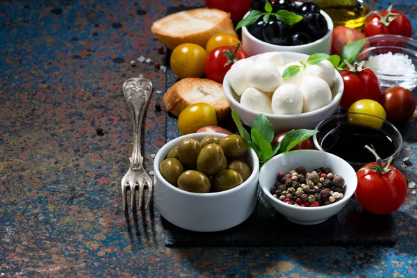 Mozzarella Ingredientes Para Ensalada Pan Sobre Fondo Oscuro Primer Plano — Foto de Stock