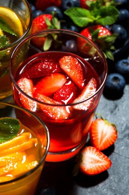 taze meyve limonata çeşitli karanlık arka planda, dikey