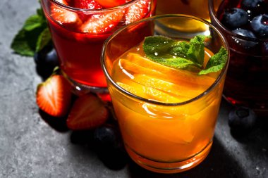 taze meyve limonata çeşitli karanlık tablo, portre