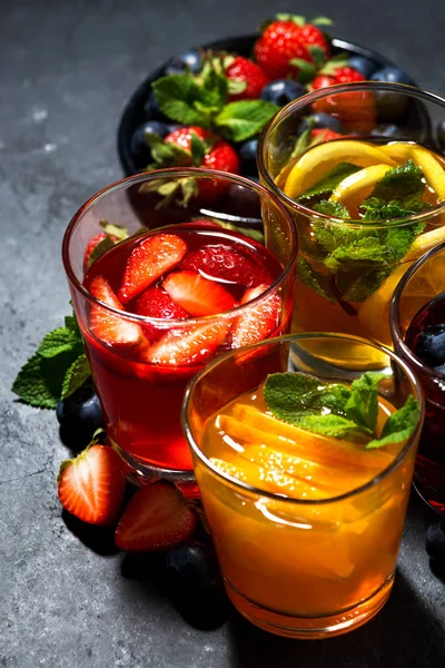 taze meyve limonata çeşitli karanlık tablo, üstten görünüm