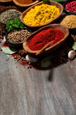 karışım-in çeşitli baharat ve otlar ahşap arka plan üzerinde dikey, en iyi görünümü