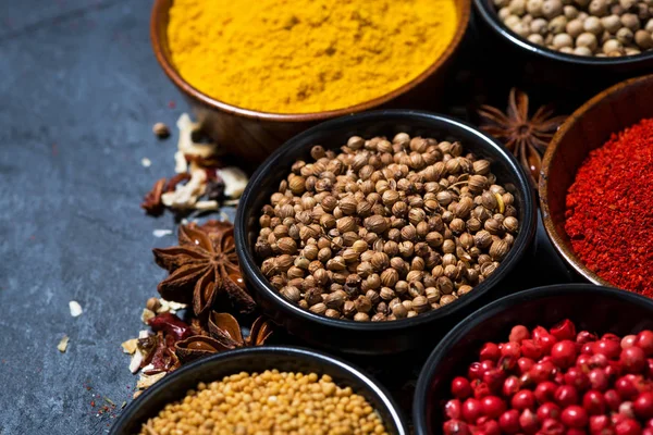 Spezie Orientali Aromatiche Assortimento Fondo Scuro Orizzontale Primo Piano — Foto Stock