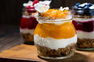 o & k kavanoz ile müsli, meyve püresi ve krema, closeup yatay