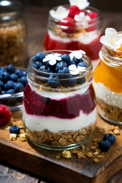 Desayunos Frascos Con Muesli Puré Bayas Crema Sobre Tabla Madera —  Fotos de Stock