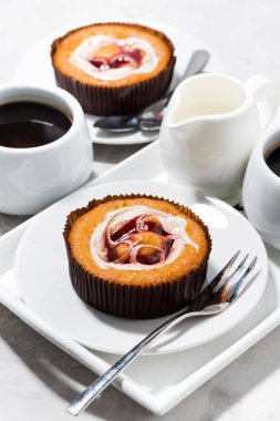 tatlı kek krem ve reçel tatlı, üstten görünüm