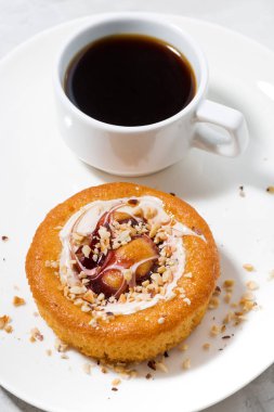 Kremalı tatlı, reçelli ve bir fincan kahve.