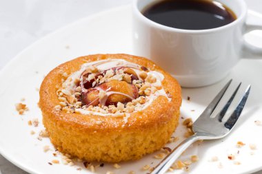 tatlı pasta krema, reçel ve bir fincan kahve, closeup yatay