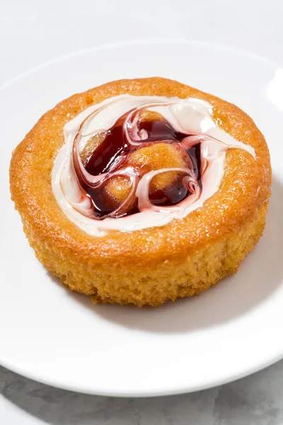 Gâteau Sucré Crème Confiture Baies Gros Plan Vertical — Photo