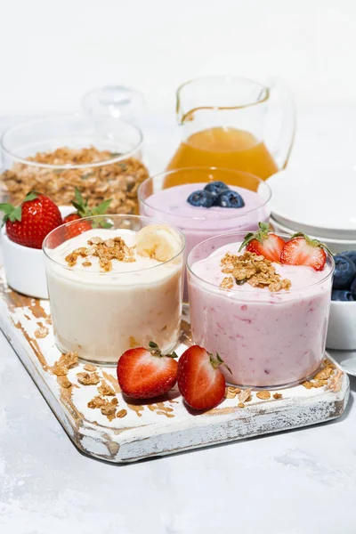 Édes Joghurt Gyümölcsök Bogyók Egy Ízletes Reggeli Fehér Tábla Függőleges — Stock Fotó