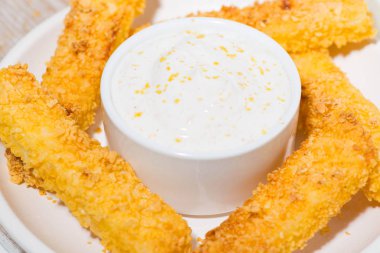 Kızarmış peynir ekmek kırıntısı ve yoğurt sosu, closeup yatay