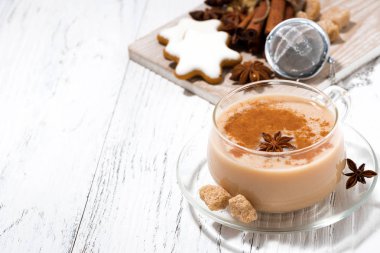 fincan baharatlı masala çay ve beyaz arka plan, üstten görünüm yatay üzerinde Noel kurabiyeleri